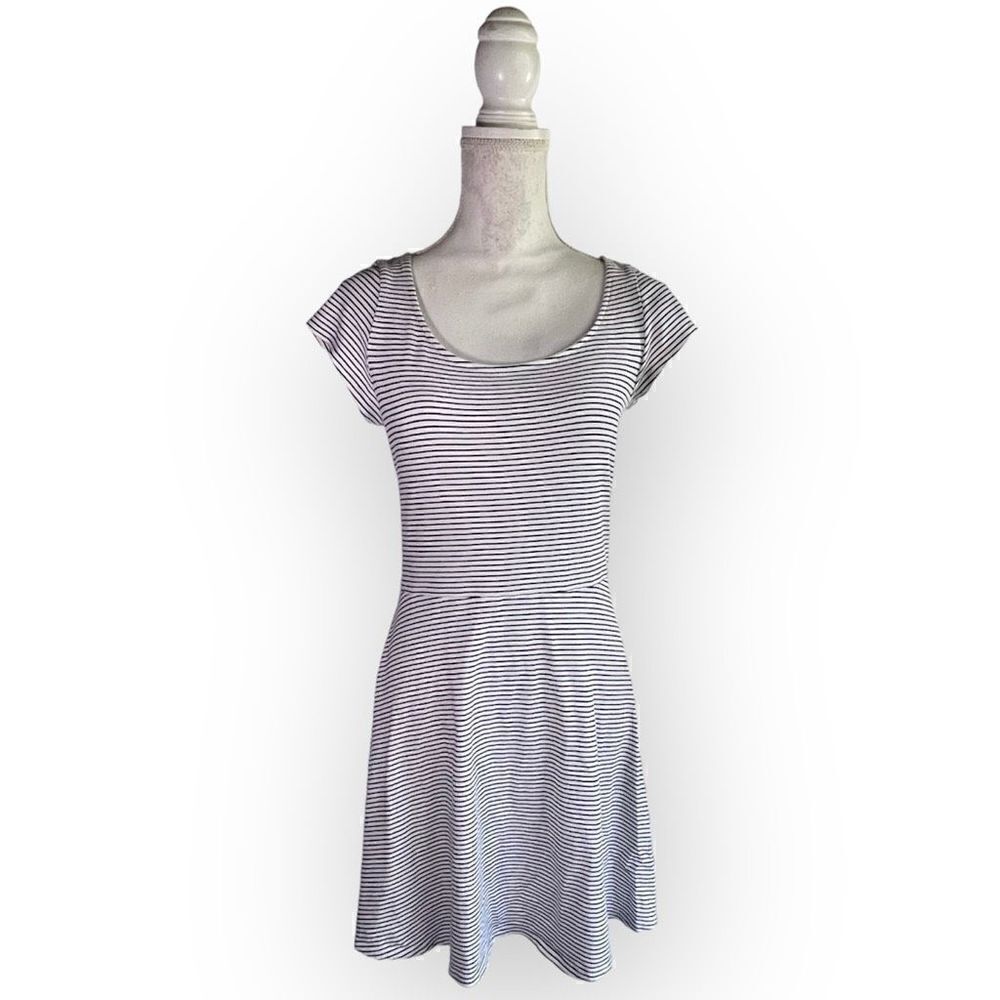AMERICAN EAGLE OPEN CUTOUT CRISSCROSSED BACK SKATER DRESS BLACK & WHITE LARGE